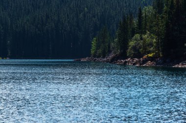 İki Jack Gölü ve manzaralı dağlar, Alberta, Kanada