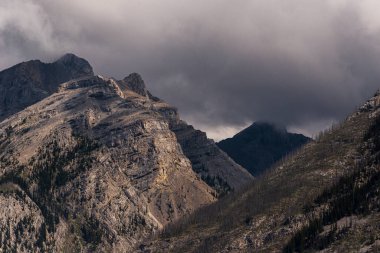 Alberta, Kanada 'da manzaralı dağlarla görkemli bir manzara.