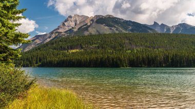 İki Jack Gölü ve manzaralı dağlar, Alberta, Kanada