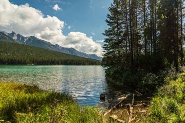 İki Jack Gölü ve manzaralı dağlar, Alberta, Kanada