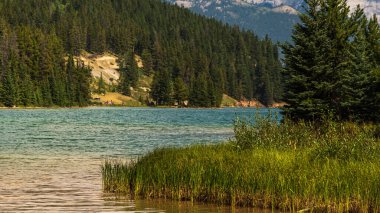 İki Jack Gölü ve manzaralı dağlar, Alberta, Kanada
