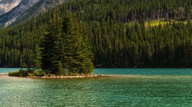 İki Jack Gölü ve manzaralı dağlar, Alberta, Kanada
