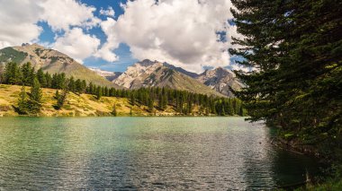 İki Jack Gölü ve manzaralı dağlar, Alberta, Kanada