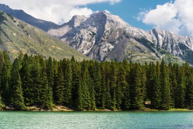 İki Jack Gölü ve manzaralı dağlar, Alberta, Kanada