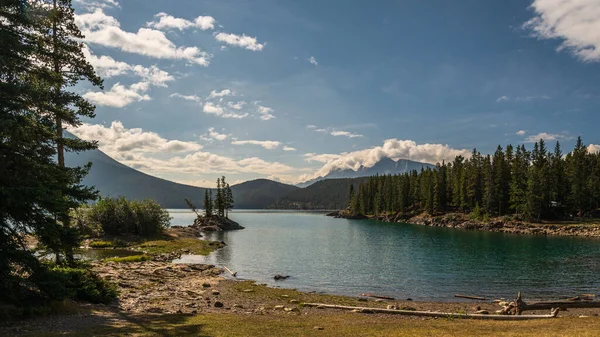 Hermoso Paisaje Con Dos Jack Lake Montañas Escénicas Alberta Canada — Foto de Stock