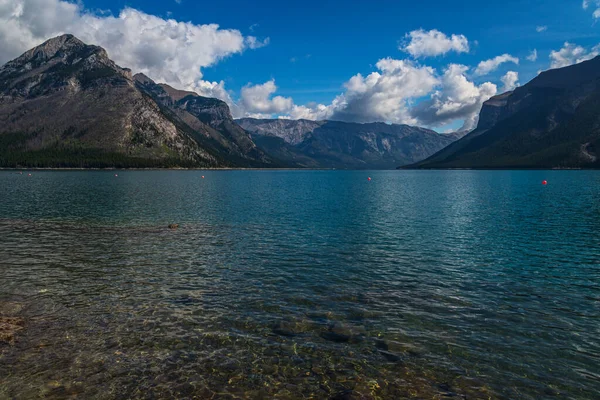 二つのジャック湖と風光明媚な山々と美しい風景 アルベルタ カナダ — ストック写真