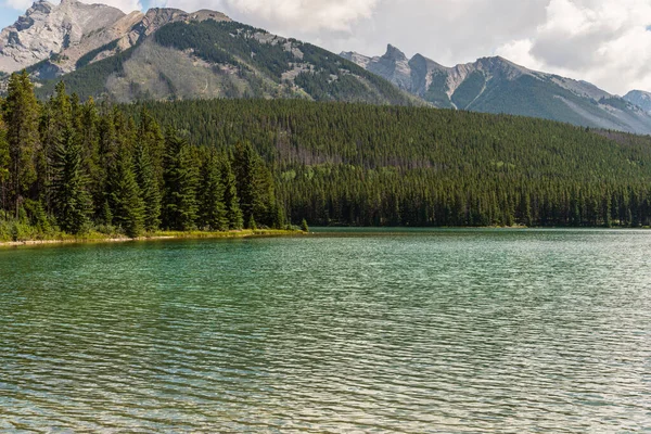 Hermoso Paisaje Con Dos Jack Lake Montañas Escénicas Alberta Canada —  Fotos de Stock