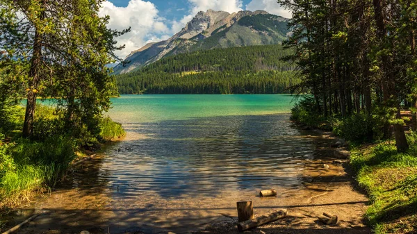 Bela Paisagem Com Dois Jack Lake Montanhas Cênicas Alberta Canadá — Fotografia de Stock