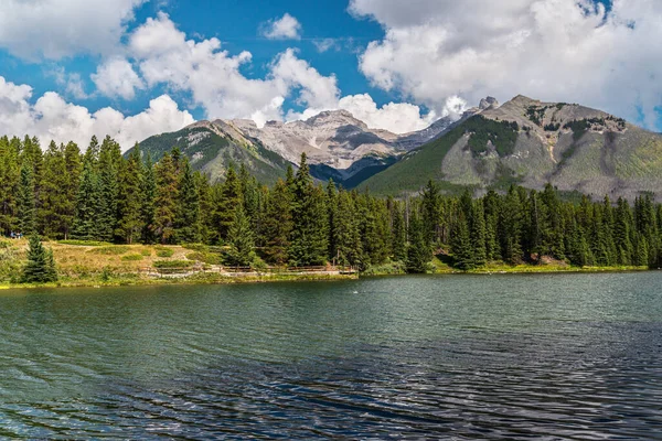Beautiful Landscape Two Jack Lake Scenic Mountains Alberta Canada — Stock Photo, Image