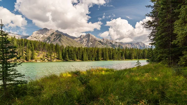 Hermoso Paisaje Con Dos Jack Lake Montañas Escénicas Alberta Canada —  Fotos de Stock