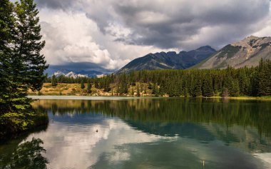 Banff Ulusal Parkı, Alberta, Kanada 'da dağları ve nehri olan güzel bir manzara.