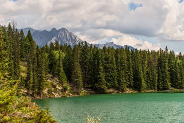 İki Jack Gölü ve manzaralı dağlar, Alberta, Kanada