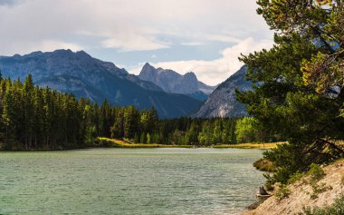 İki Jack Gölü ve manzaralı dağlar, Alberta, Kanada