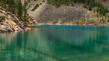 Alberta, Kanada 'da zümrüt gölü ile görkemli doğal manzara.