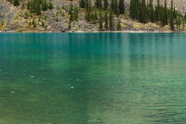 Banff Ulusal Parkı, Kanada 'da Gölü ve Dağlarıyla Güzel Doğal Manzara