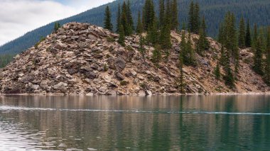 Dağları ve nehri olan görkemli manzara, alberta, Kanada