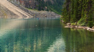 Alberta, Kanada 'da zümrüt gölü ile görkemli doğal manzara.