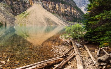 Banff Ulusal Parkı, Kanada 'da Gölü ve Dağlarıyla Güzel Doğal Manzara