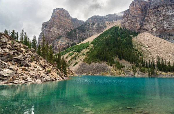 Hermoso Paisaje Con Lago Esmeralda Montañas Escénicas Parque Nacional Banff — Foto de Stock