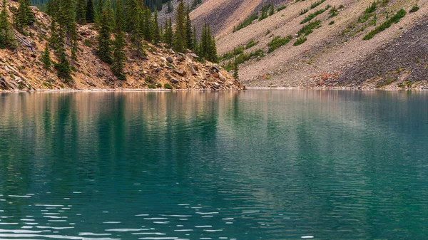 美丽的自然景观与翡翠湖在加拿大阿尔贝塔 — 图库照片