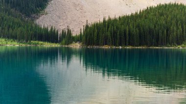 Alberta, Kanada 'da zümrüt gölü ile görkemli doğal manzara.