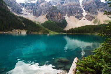 Banff Ulusal Parkı, Alberta, Kanada 'da göl ve dağlarla manzaralı bir yer.