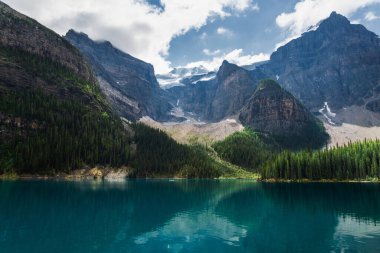 Banff Ulusal Parkı, Alberta, Kanada 'daki güzel dağ manzarası