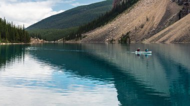 Banff Ulusal Parkı, Alberta, Kanada 'daki görkemli dağ manzarası  