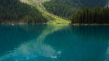 Banff Ulusal Parkı, Alberta, Kanada 'daki zümrüt gölü ve manzaralı dağlarla güzel bir manzara.