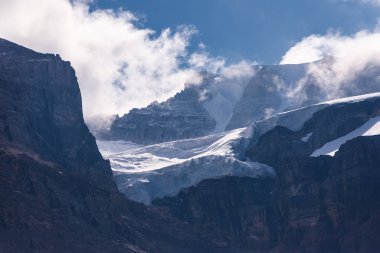 Alberta, Kanada 'da manzaralı dağlarla görkemli bir manzara.