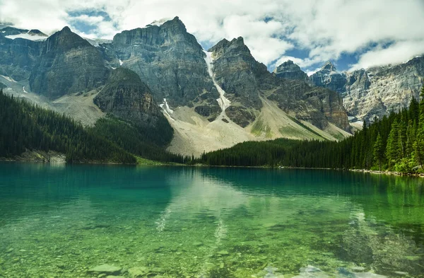Banff Ulusal Parkı, Alberta, Kanada 'daki zümrüt gölü ve manzaralı dağlarla güzel bir manzara.