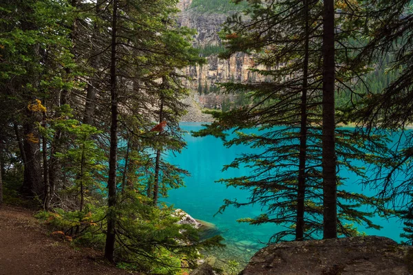 バンフ国立公園 アルバータ州 カナダのエメラルド湖と風光明媚な山々と美しい風景 — ストック写真