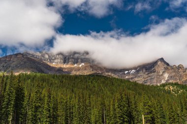 Alberta, Kanada 'da manzaralı dağlarla görkemli bir manzara.