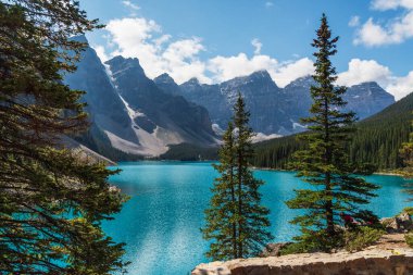 Banff Ulusal Parkı, Alberta, Kanada 'da zümrüt gölü ve manzaralı dağlarla güzel doğal manzara.