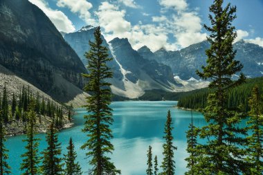 Banff Ulusal Parkı, Alberta, Kanada 'da göl ve dağlarla manzaralı bir yer.
