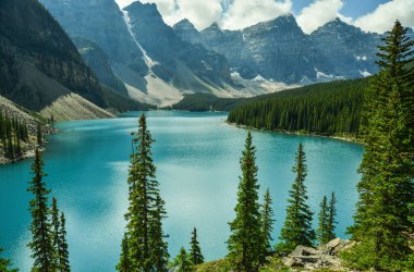 Banff Ulusal Parkı, Alberta, Kanada 'daki zümrüt gölü ve manzaralı dağlarla güzel bir manzara.