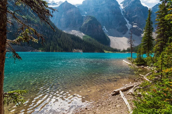 Prachtig Natuurlijk Uitzicht Met Smaragdgroen Meer Schilderachtige Bergen Banff National — Stockfoto