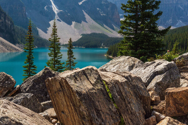 Вид на природу с изумрудным озером и живописными горами в национальном парке Банфф, Альберта, Канада