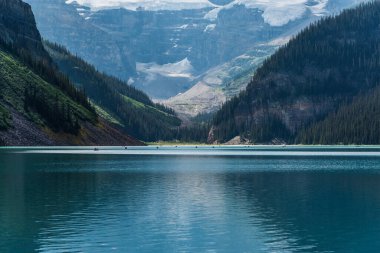 Banff Ulusal Parkı, Alberta, Kanada 'da göl ve dağlarla manzaralı bir yer.