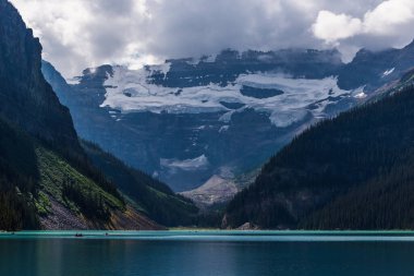 Banff Ulusal Parkı, Alberta, Kanada 'da zümrüt gölü ve manzaralı dağlarla güzel doğal manzara.