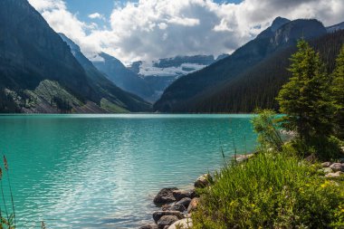 Banff Ulusal Parkı, Alberta, Kanada 'da zümrüt gölü ve manzaralı dağlarla güzel doğal manzara.