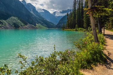 Banff Ulusal Parkı, Alberta, Kanada 'da zümrüt gölü ve manzaralı dağlarla güzel doğal manzara.
