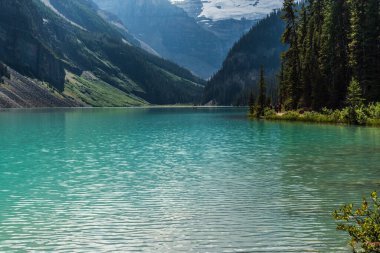 Banff Ulusal Parkı, Alberta, Kanada 'da zümrüt gölü ve manzaralı dağlarla güzel doğal manzara.
