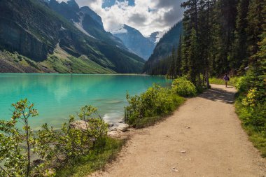 Dağları ve nehri olan görkemli manzara, alberta, Kanada