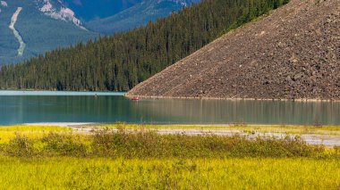 Banff Ulusal Parkı, Alberta, Kanada 'da zümrüt gölü ve manzaralı dağlarla güzel doğal manzara.