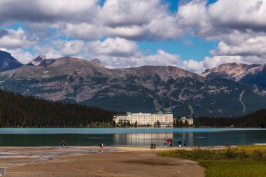 Banff Milli Parkı 'nda göl, dağlar ve mimariyle güzel doğal manzara. 