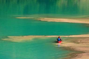 Banff Ulusal Parkı 'ndaki zümrüt üzerinde kano süren insanların hava görüntüsü
