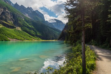 Banff Ulusal Parkı, Kanada 'da Gölü ve Dağlarıyla Güzel Doğal Manzara