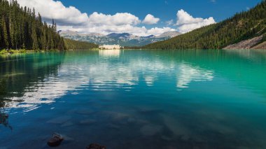 Banff Ulusal Parkı, Alberta, Kanada 'da zümrüt gölü ve manzaralı dağlarla güzel doğal manzara.