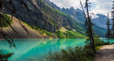 Alberta, Kanada 'da zümrüt göl manzarası çok güzel.